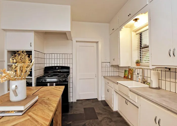 Classy 1927 Uptown Tudor 4 Min To Magnolia