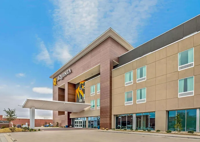 Pet Friendly hotel: La Quinta By Wyndham Waco Baylor Downtown